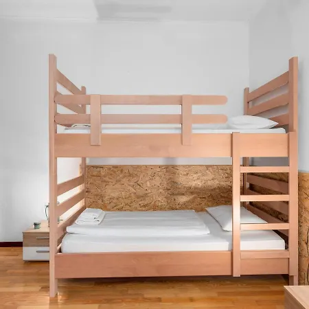 Hotel In Meta Mate Split